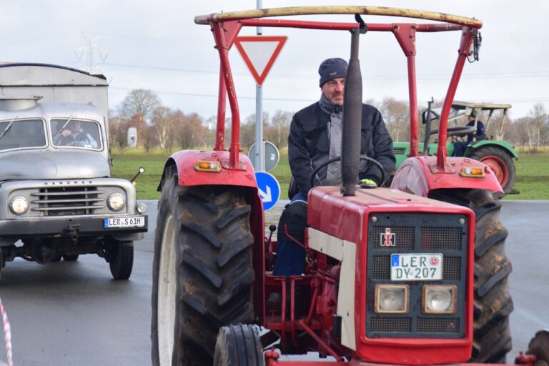 Groß (Stapelmoorerheide_Gewerbepark Oldtimer_him)